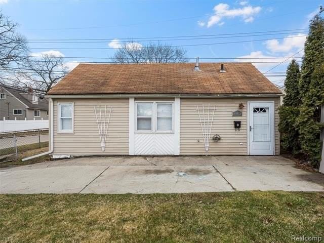 23462 Carlisle Ave - Photo 3 of 14