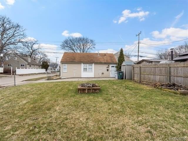 23462 Carlisle Ave - Photo 4 of 14