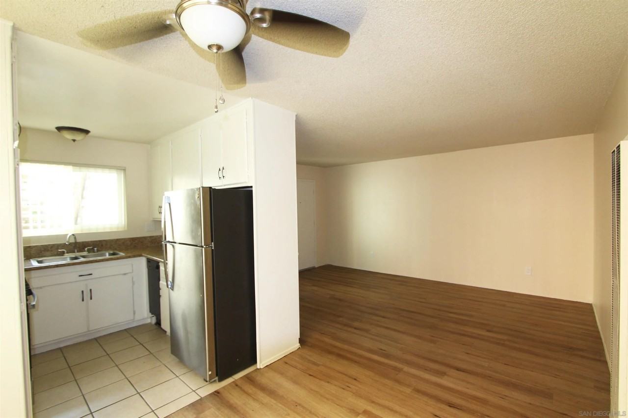 1021 Essex St - Photo 3 of 7