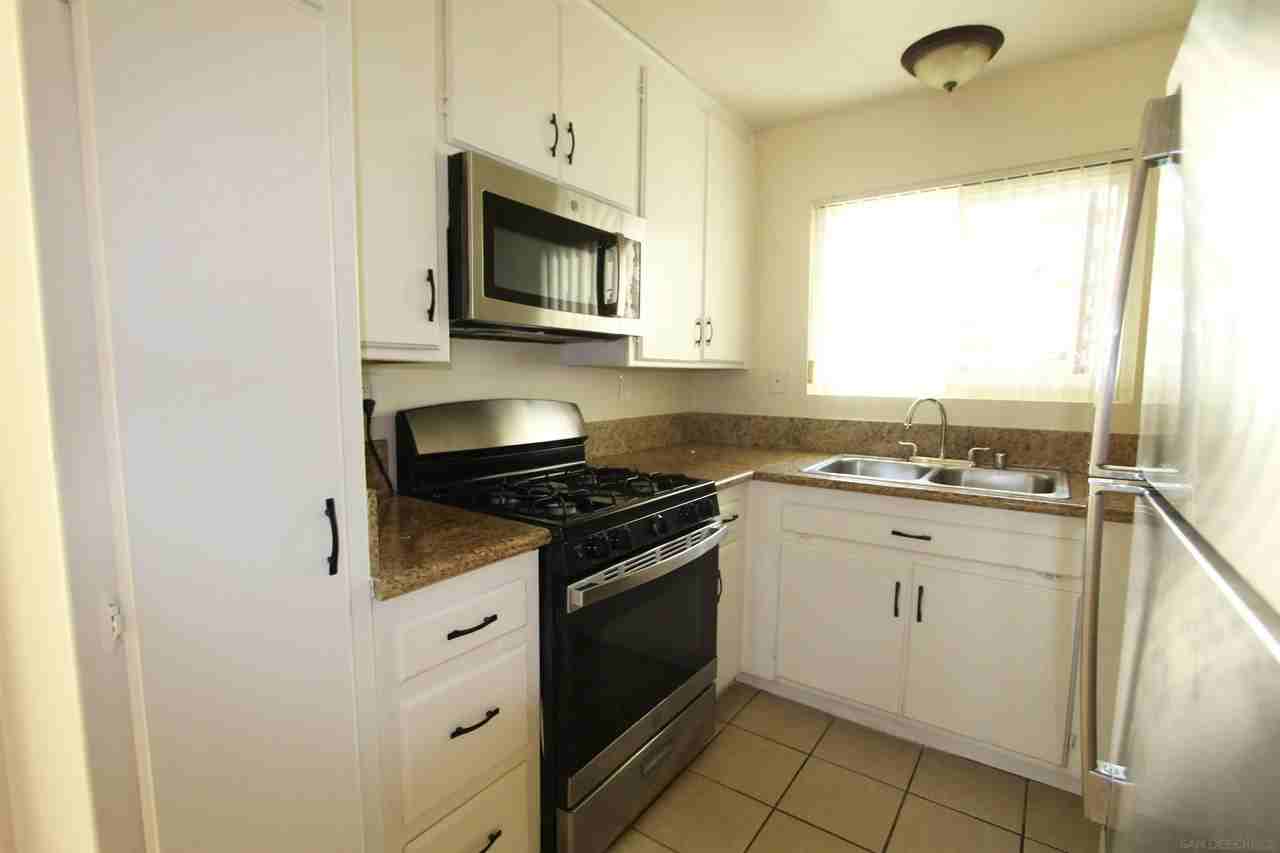 1021 Essex St - Photo 4 of 7