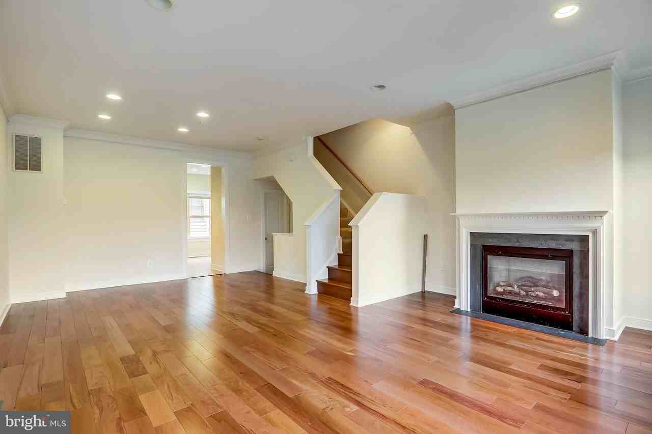 11034 Amherst Ave - Photo 4 of 39