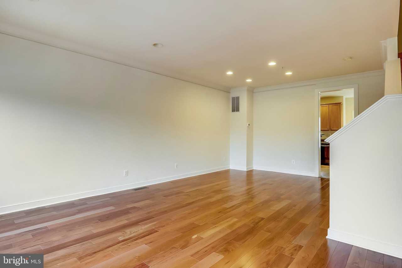 11034 Amherst Ave - Photo 5 of 39