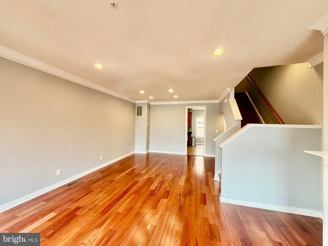 11034 Amherst Ave - Photo 6 of 39