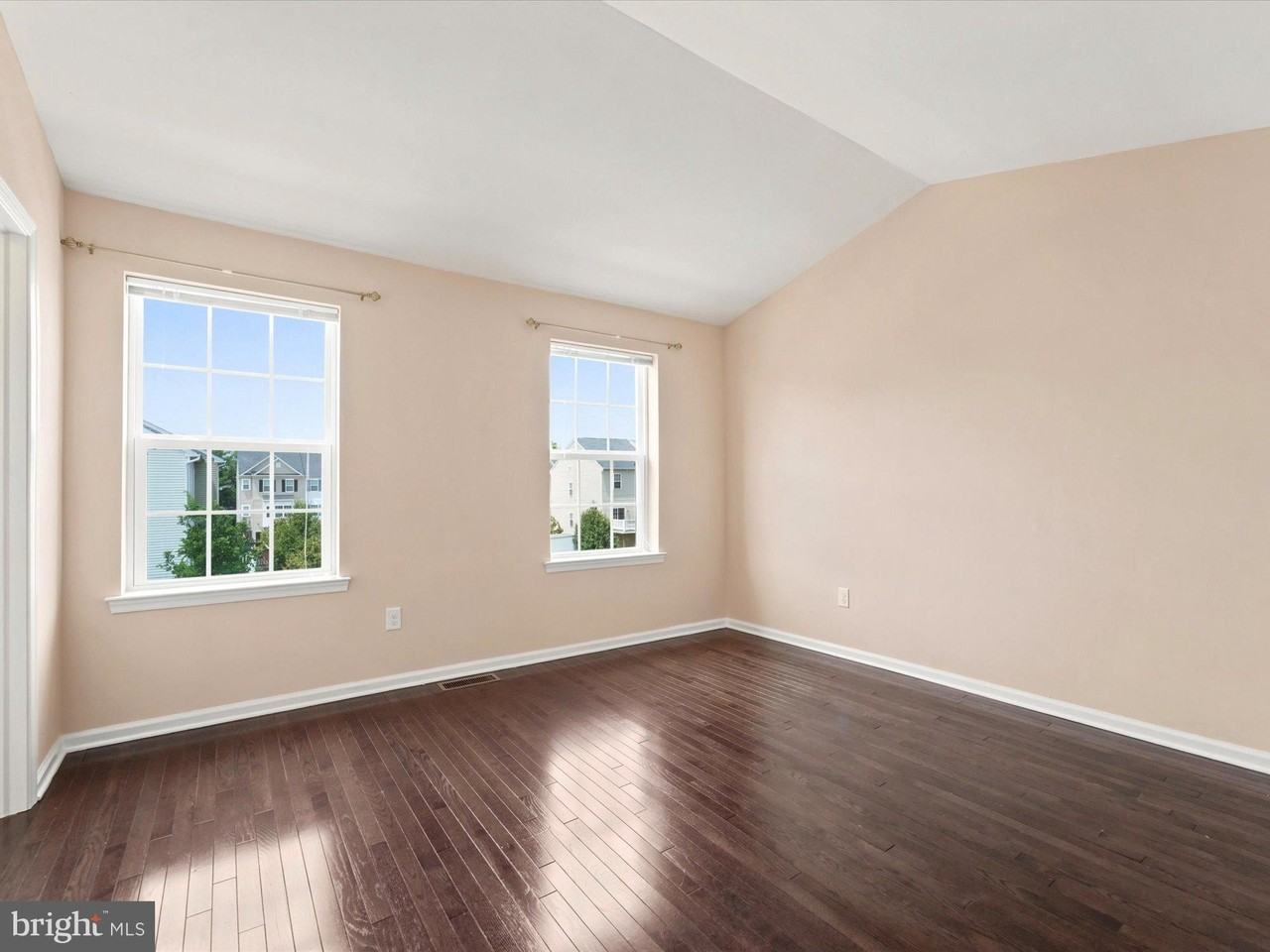 145 Mercer Ct - Photo 4 of 29