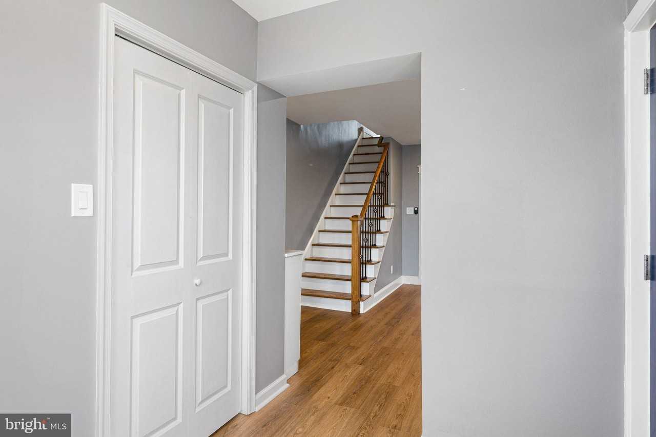 7818 Lennox Rd - Photo 7 of 34