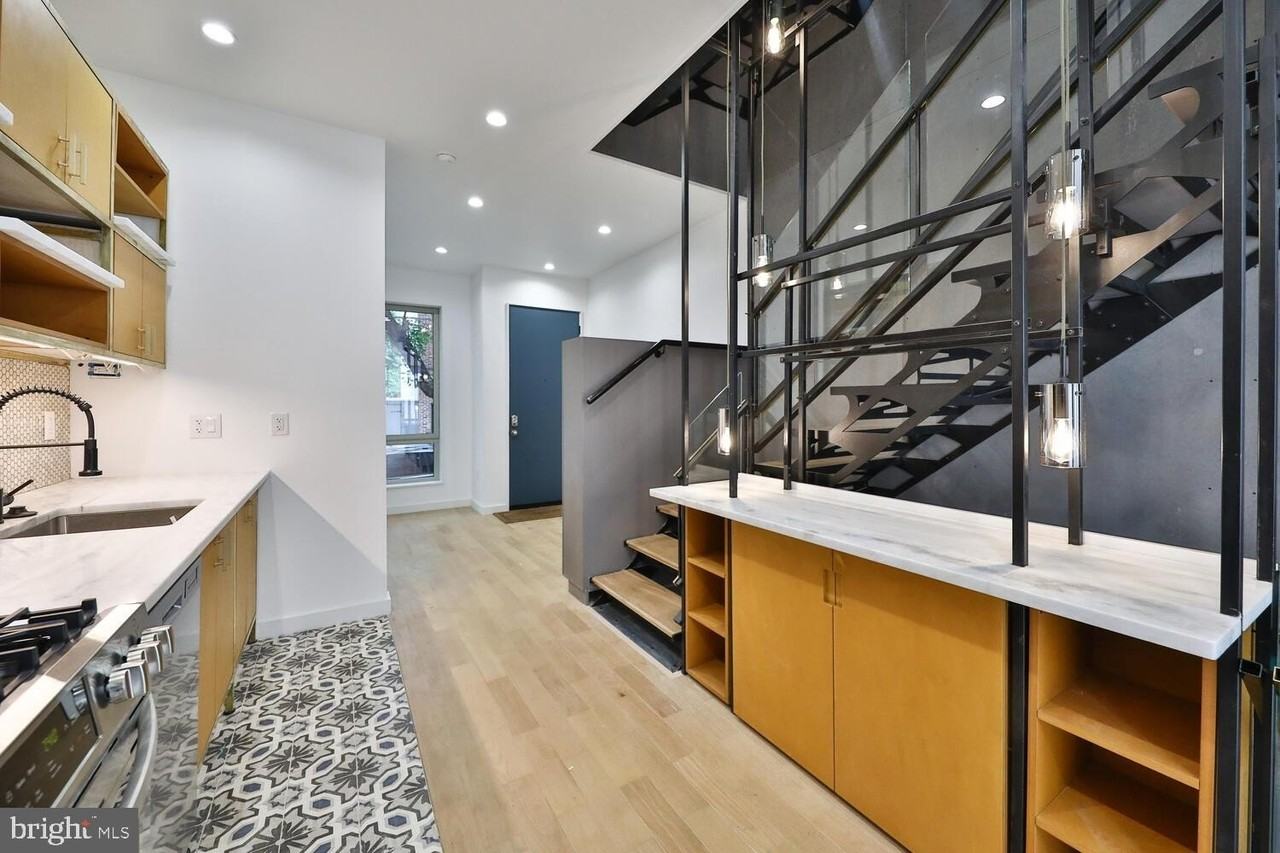 725 S 6th St - Photo 2 of 37