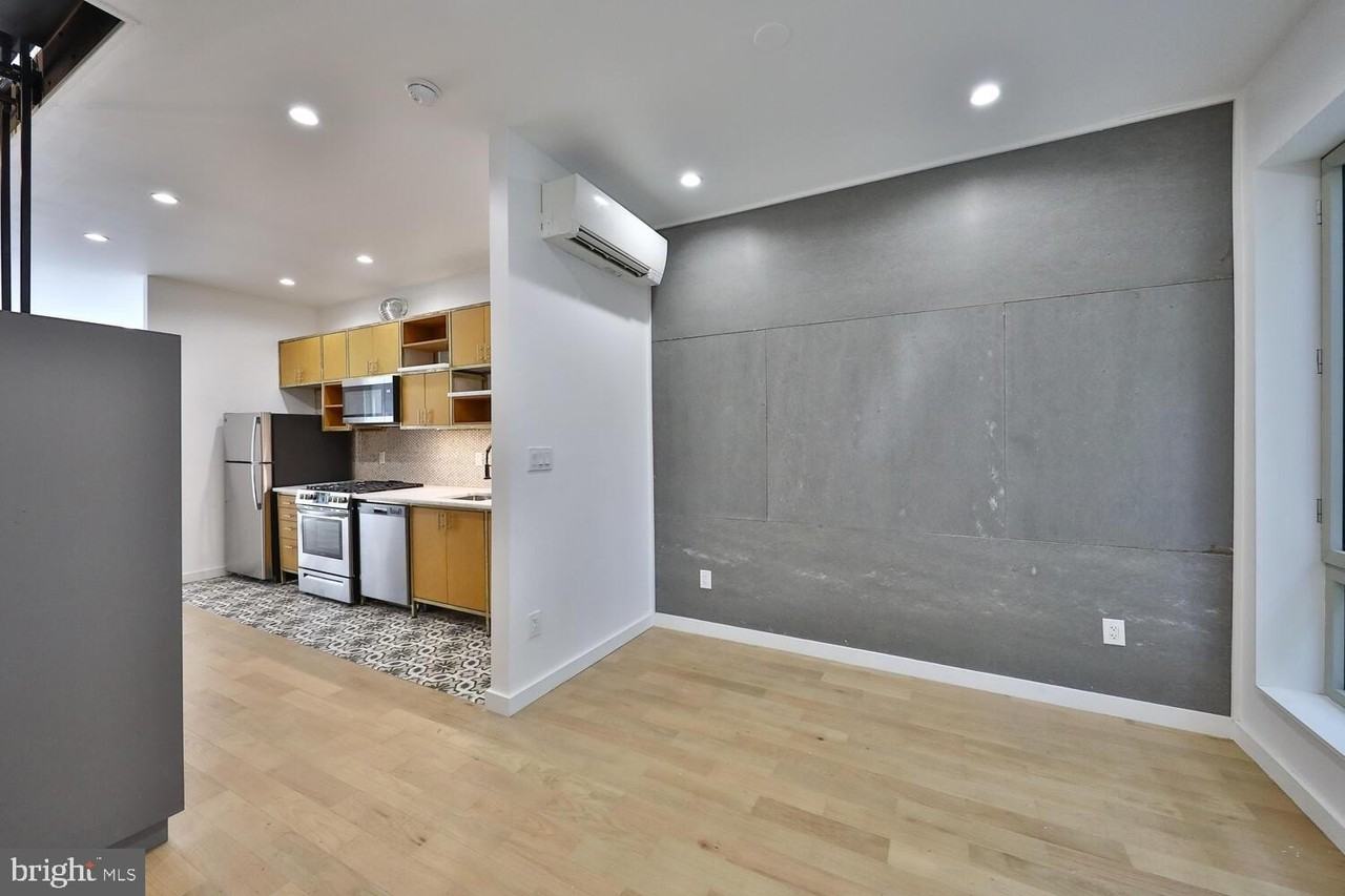 725 S 6th St - Photo 4 of 37