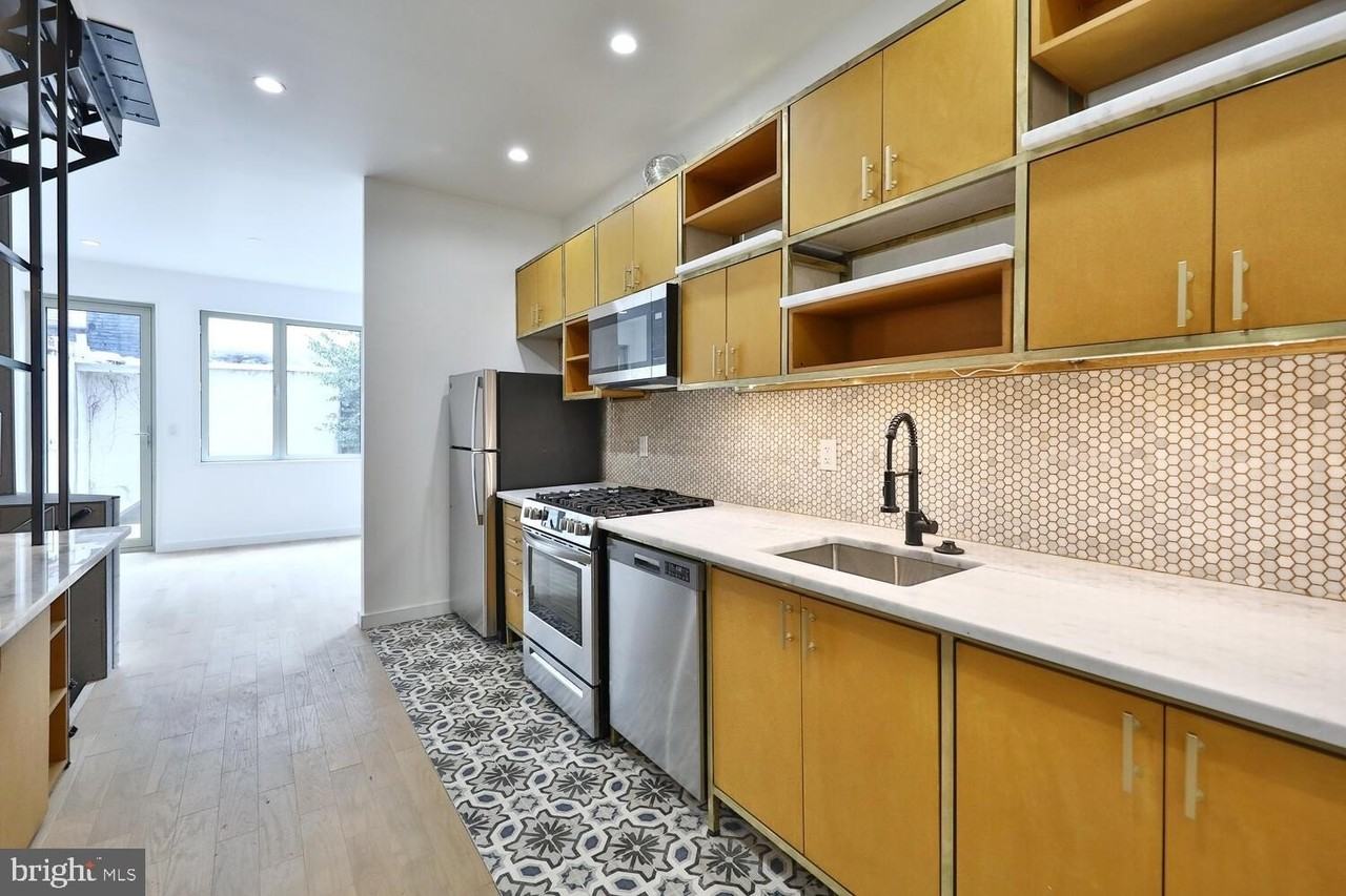 725 S 6th St - Photo 6 of 37