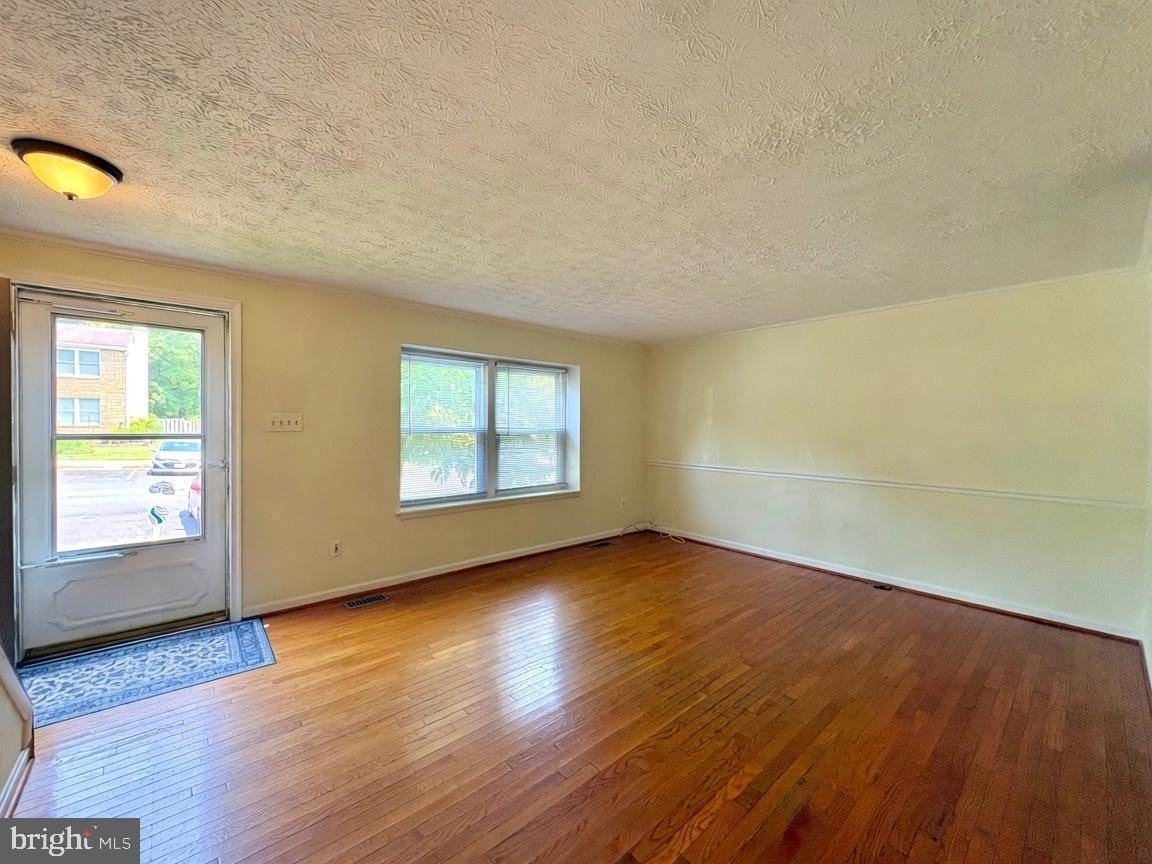 8112 Parkdale Ct - Photo 3 of 22