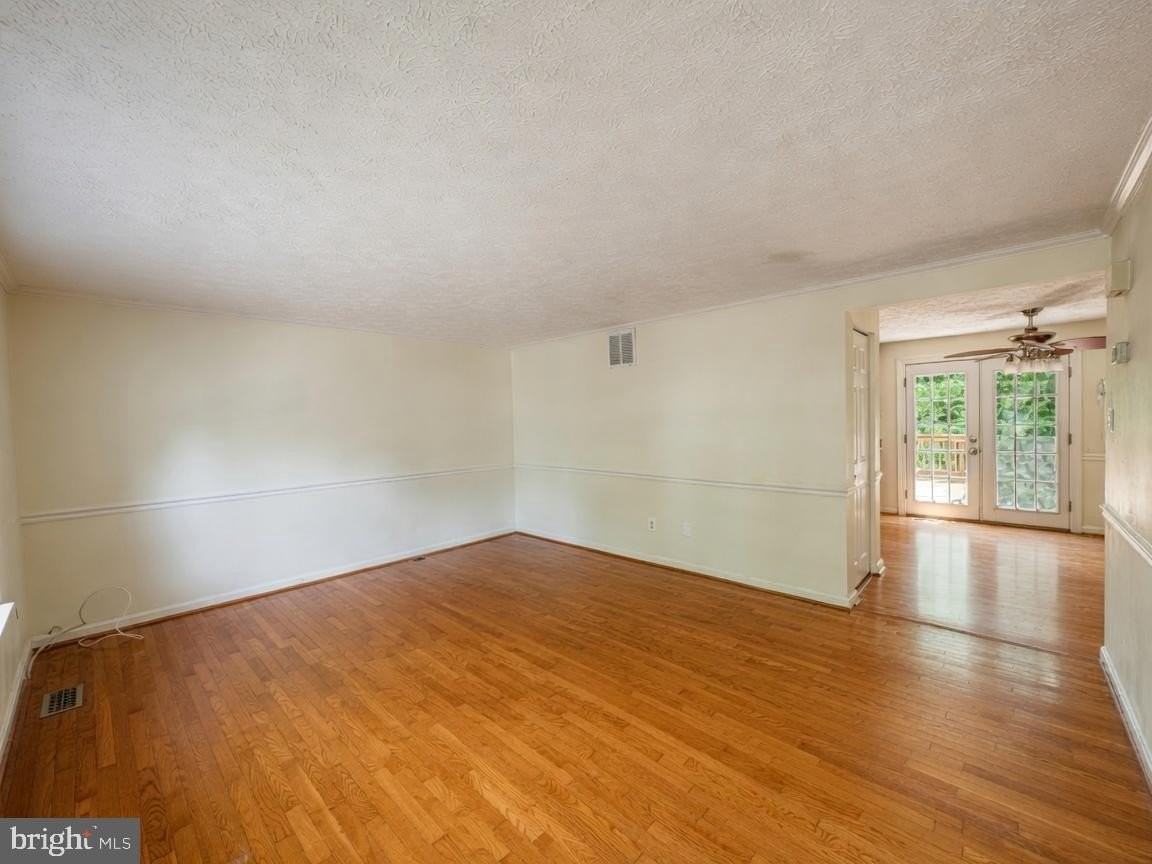 8112 Parkdale Ct - Photo 4 of 22