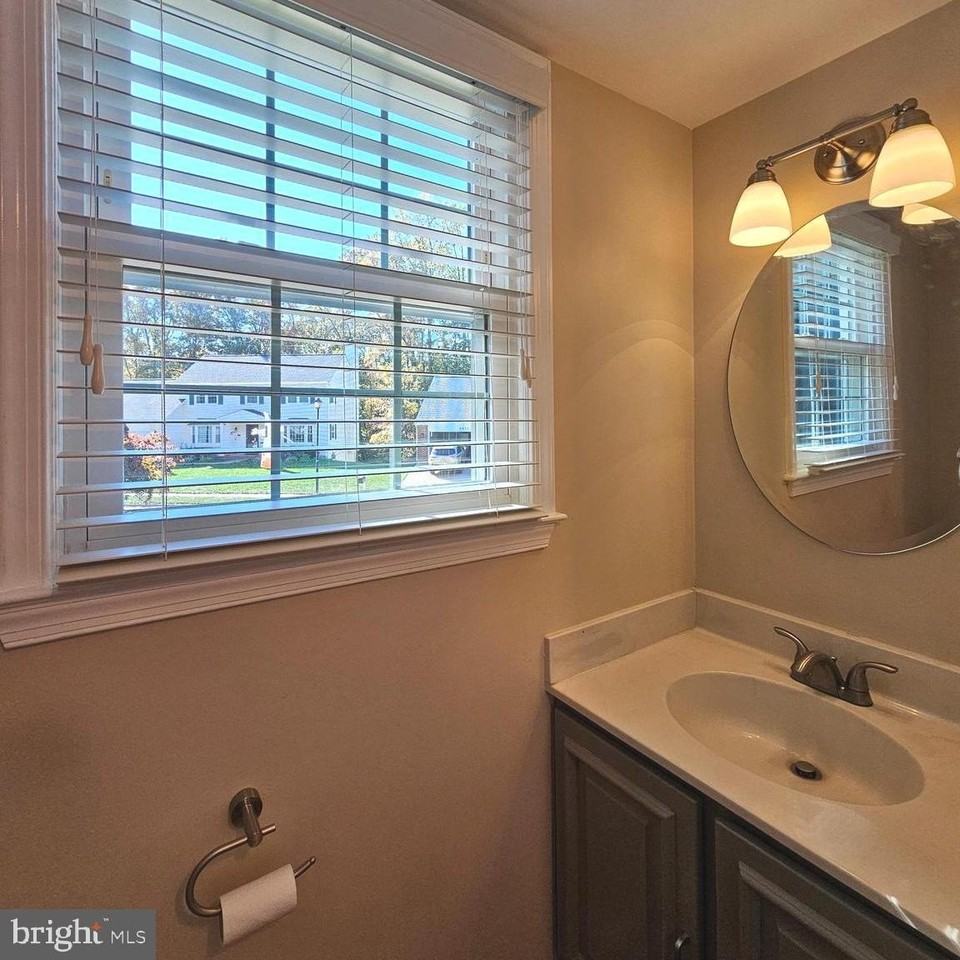 6413 Four Oaks Ln - Photo 5 of 47