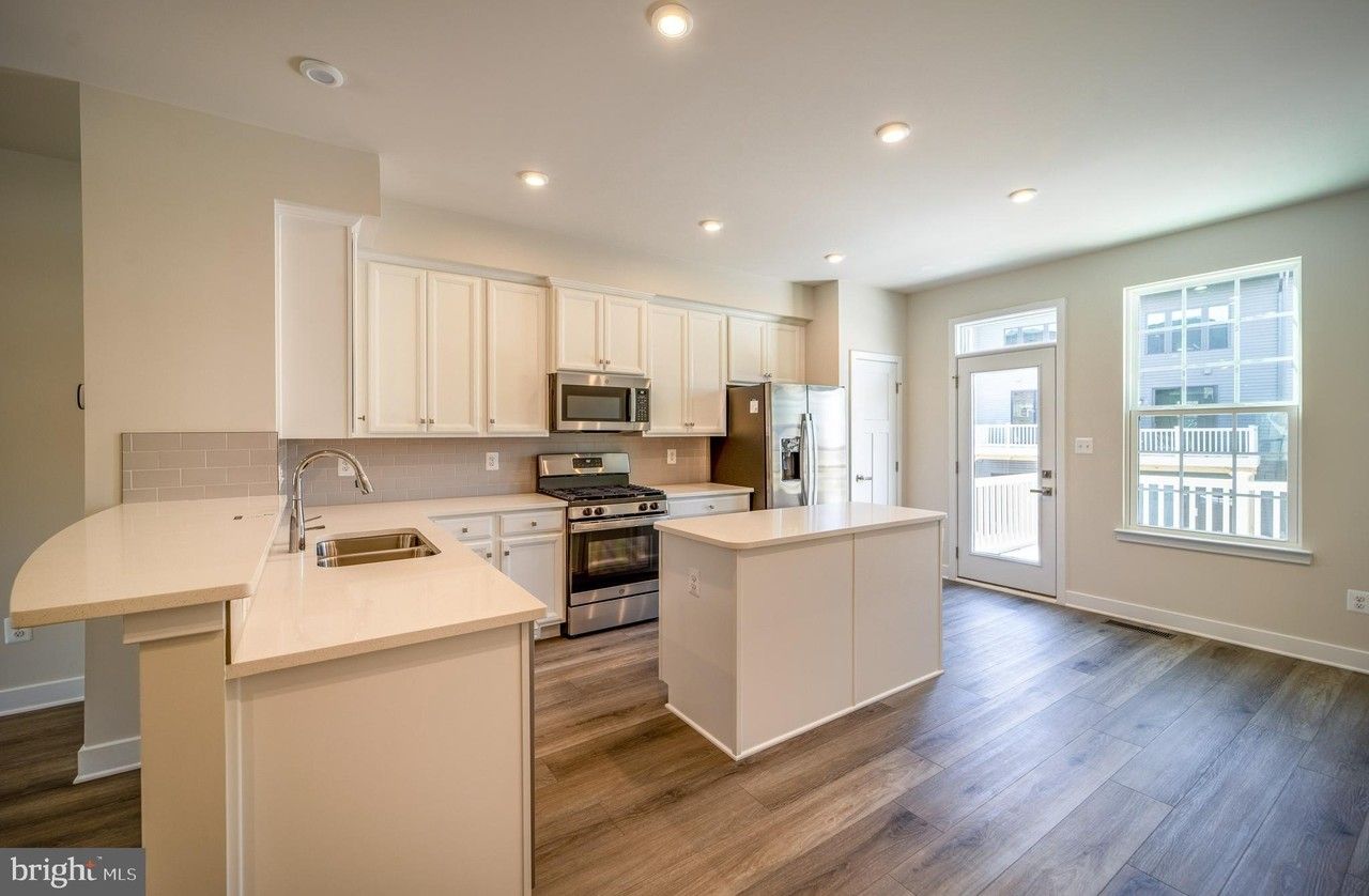 14062 Sunrise Valley Dr - Photo 2 of 28