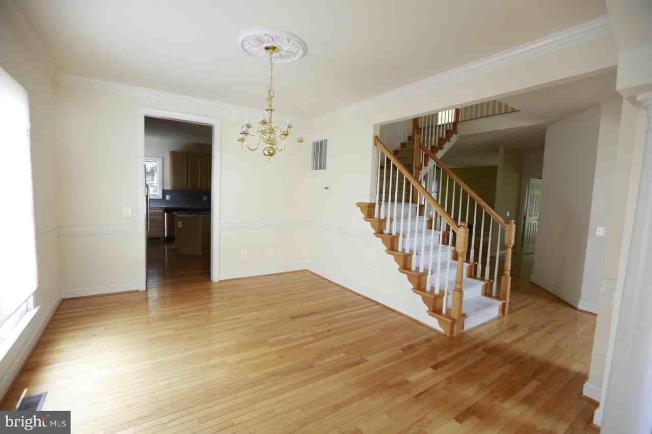 2339 Sandburg St - Photo 4 of 38