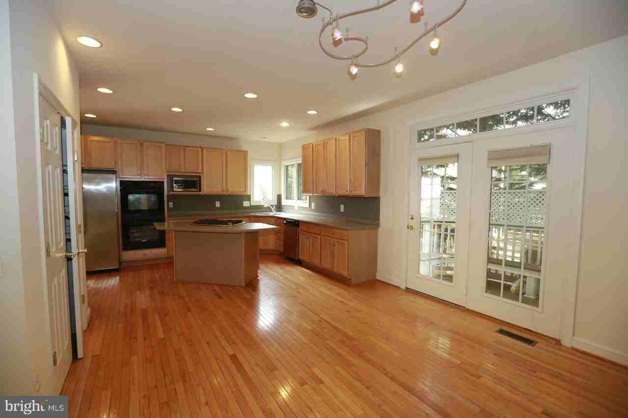 2339 Sandburg St - Photo 6 of 38