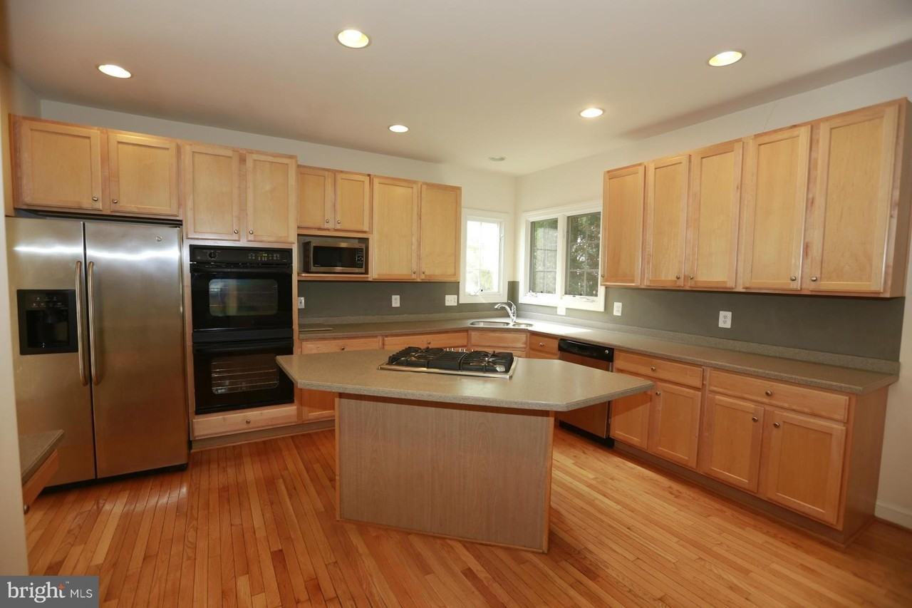 2339 Sandburg St - Photo 7 of 38