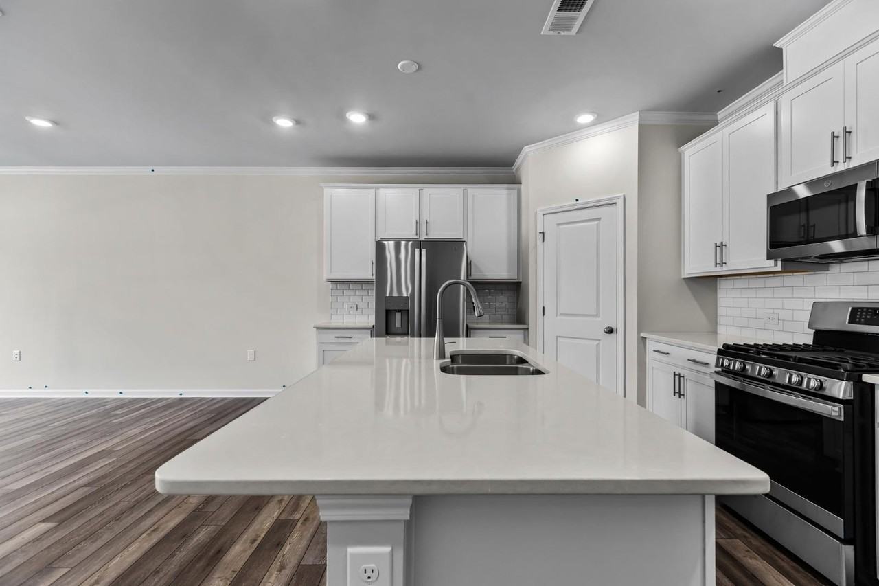 5104 Anamosa St - Photo 5 of 50