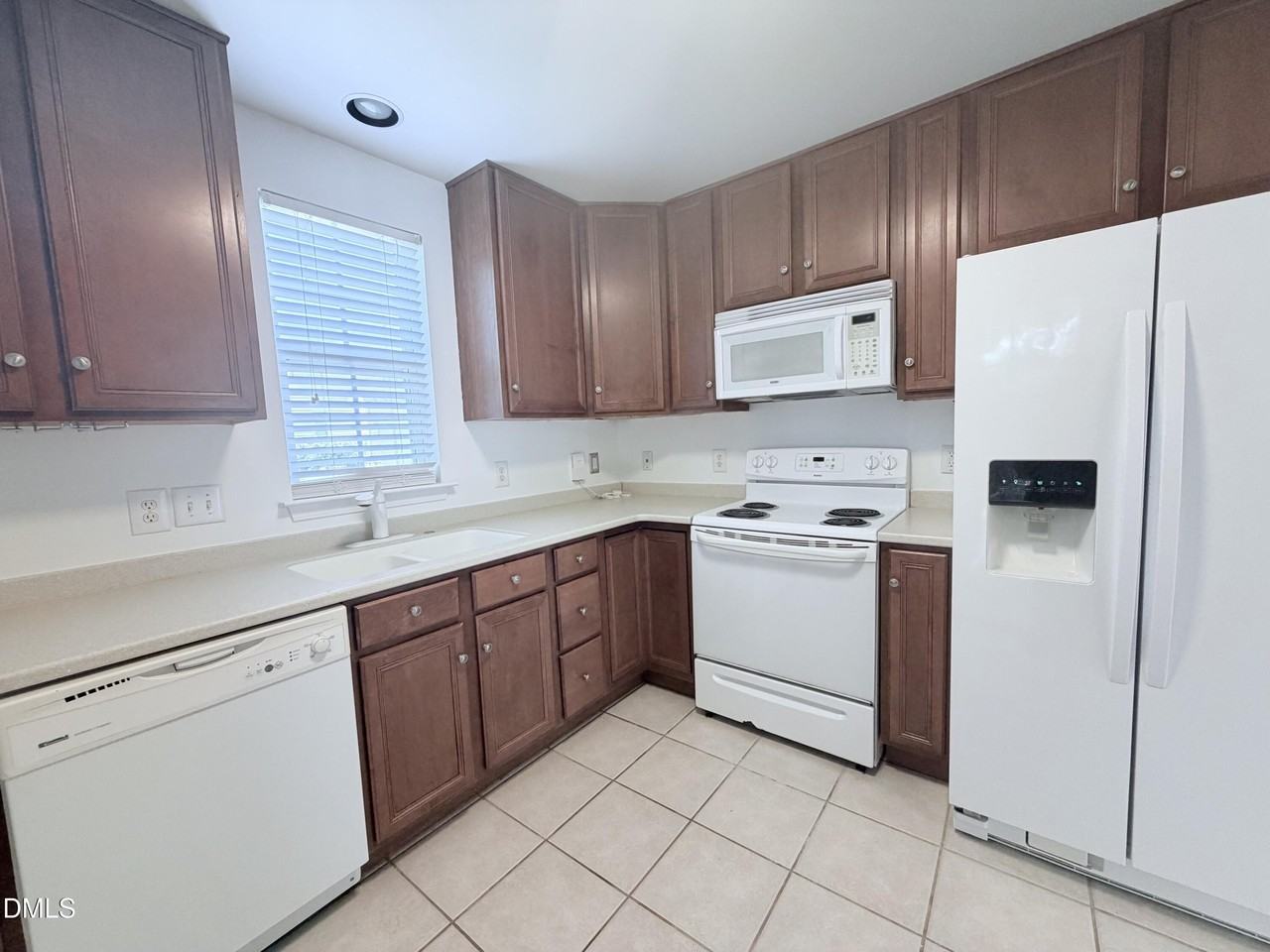 9915 Wasser Ct - Photo 4 of 13