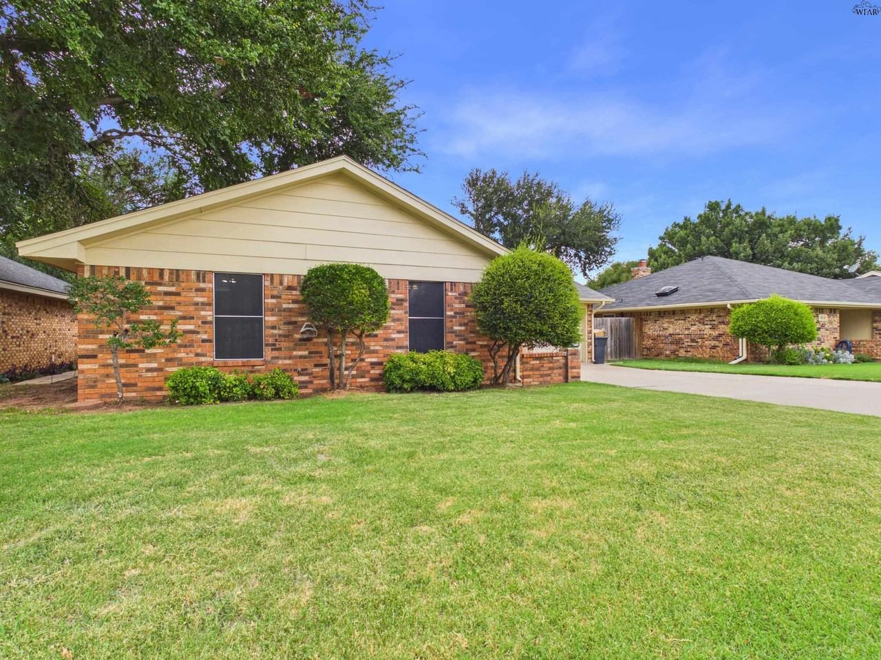4844 Matterhorn Dr - Photo 3 of 40