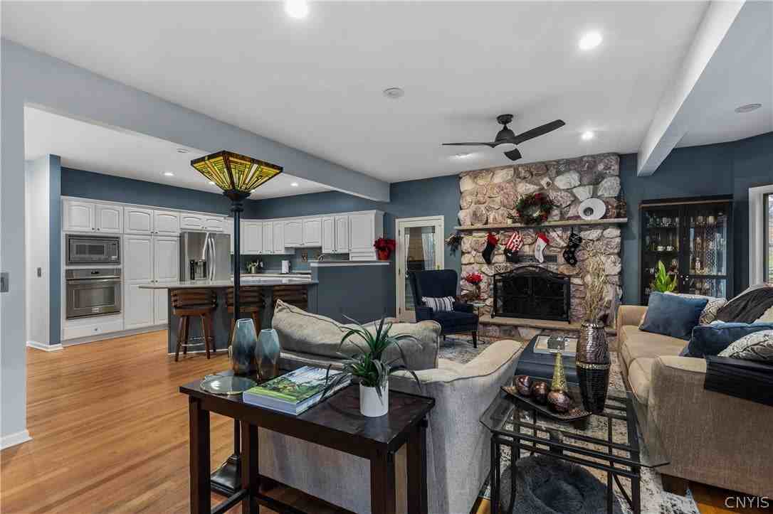 4892 Macgregor Ln - Photo 7 of 23