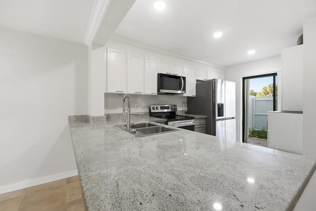642 Ne 195th St - Photo 2 of 28