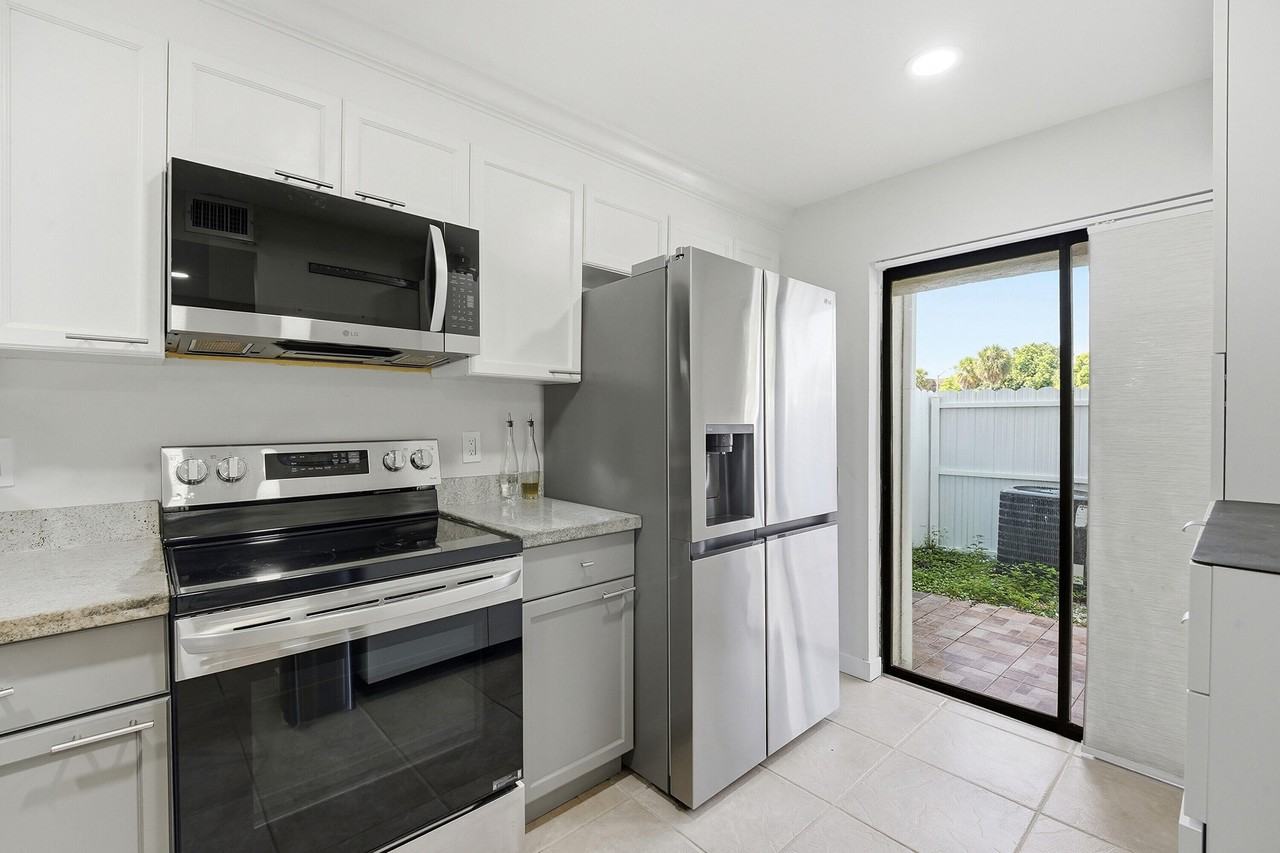 642 Ne 195th St - Photo 3 of 28