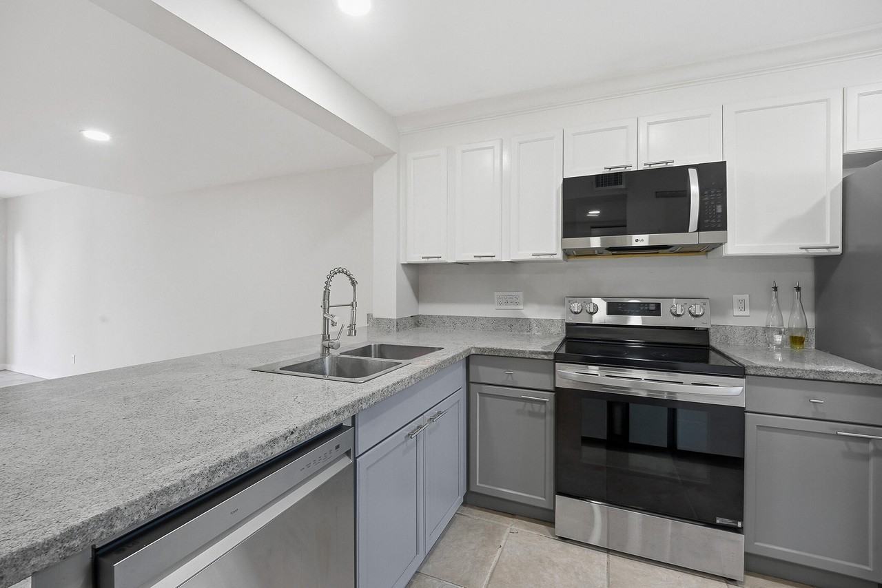 642 Ne 195th St - Photo 4 of 28