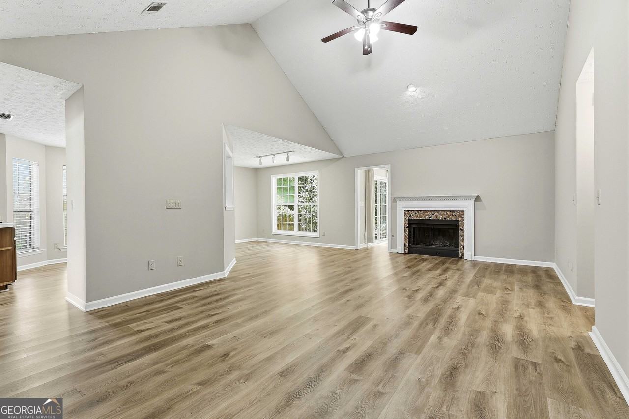 518 Longwood Ln - Photo 7 of 38