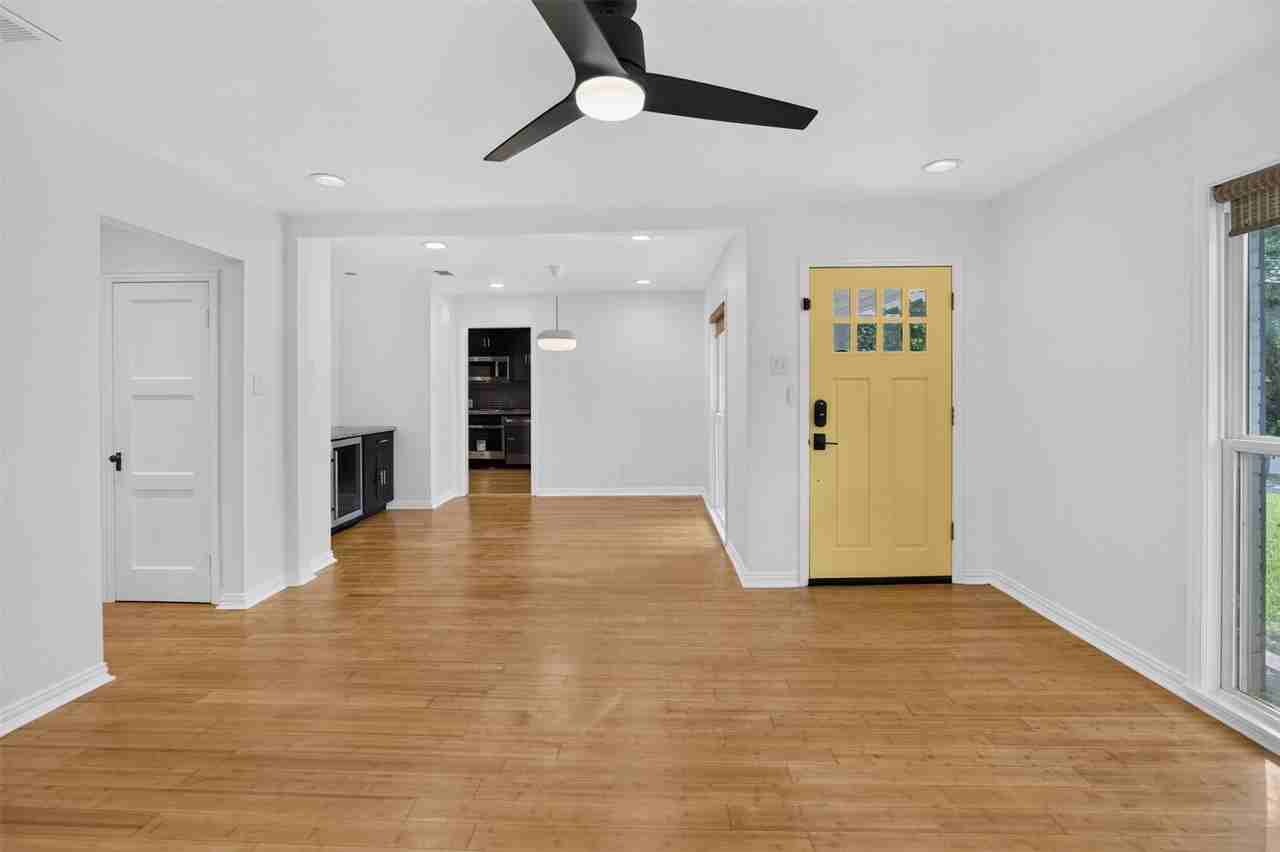 9518 Biscayne Blvd - Photo 4 of 33