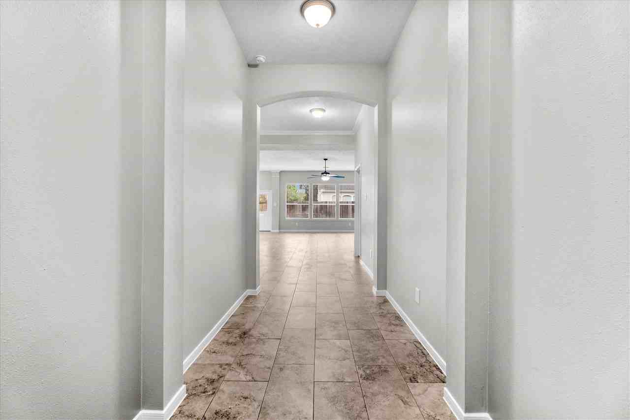 12719 Hart Hollow Ln - Photo 4 of 33