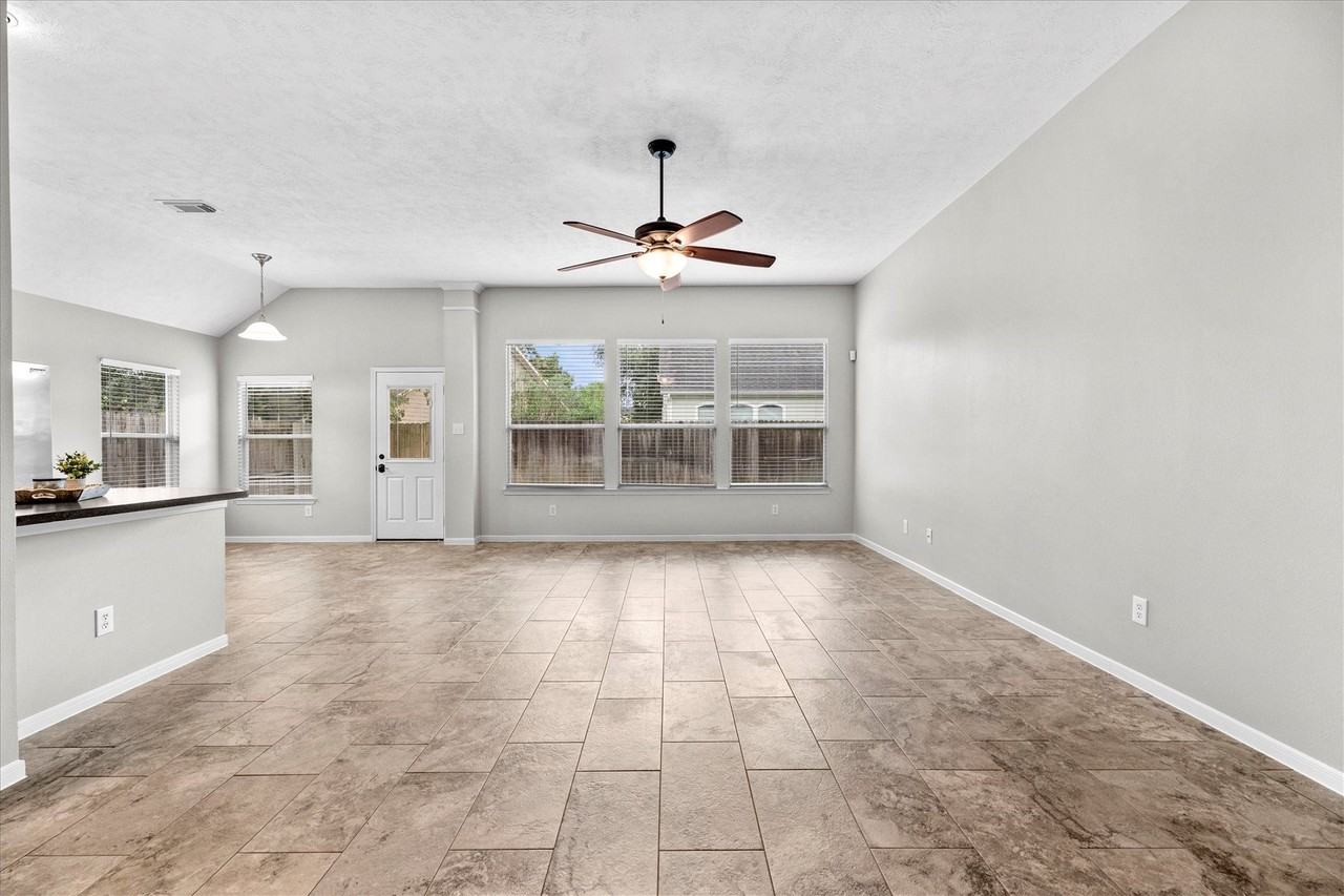 12719 Hart Hollow Ln - Photo 5 of 33