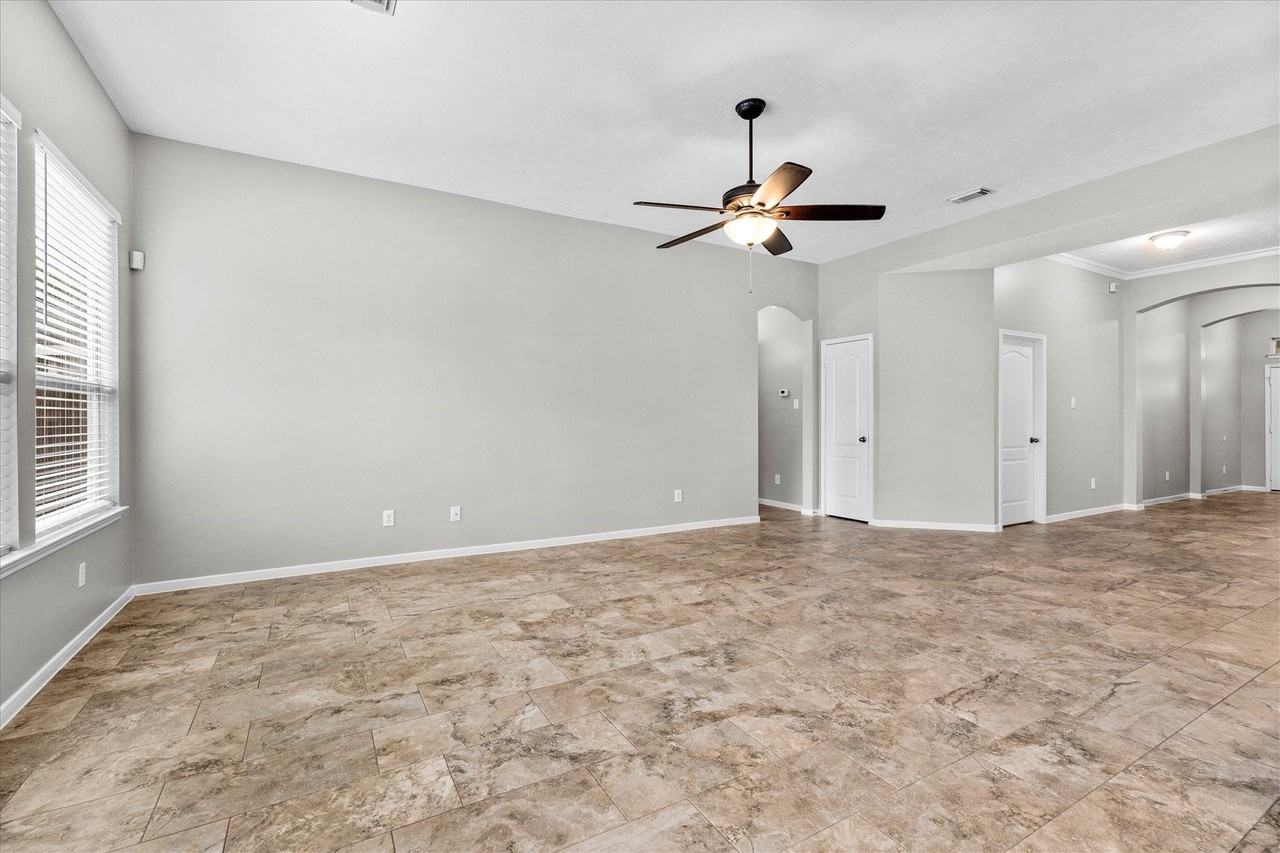 12719 Hart Hollow Ln - Photo 6 of 33