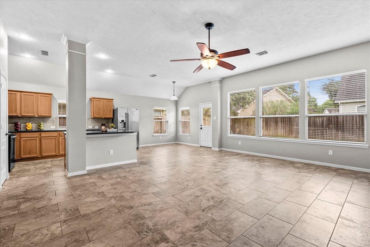 12719 Hart Hollow Ln - Photo 7 of 33