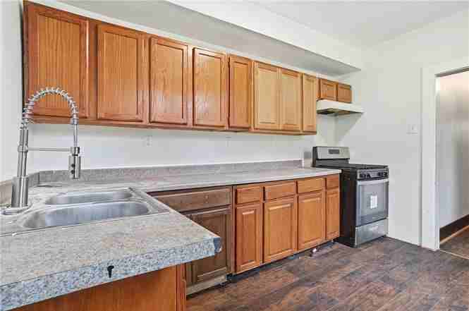 710 Catharine St #1 - Photo 4 of 7