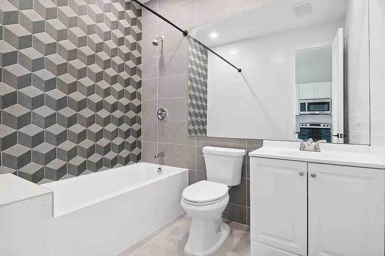 Private Bedroom in 4 Bedroom/1 Bathroom Home - Photo 4 of 6