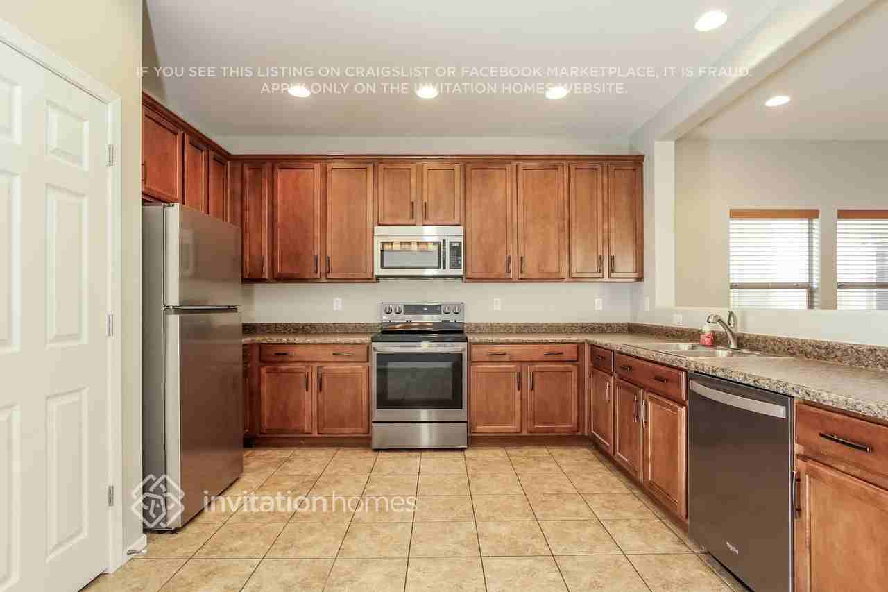 18545 W Legend Dr - Photo 5 of 16
