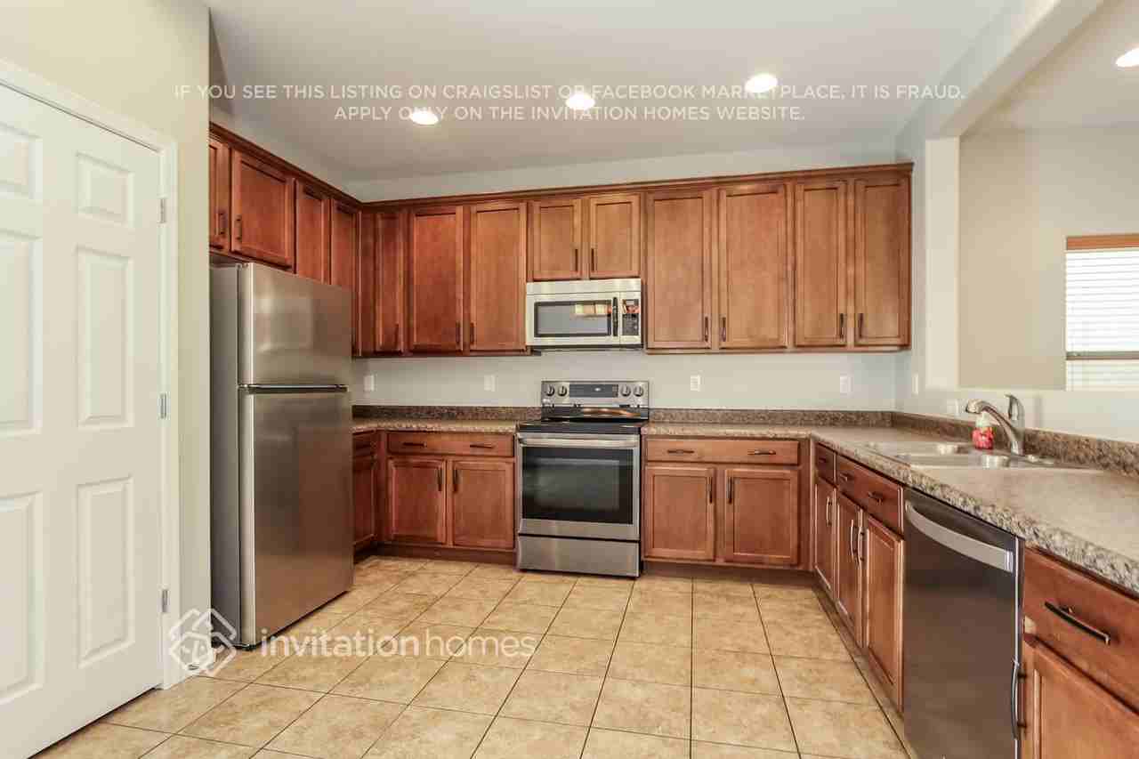 18545 W Legend Dr - Photo 6 of 16