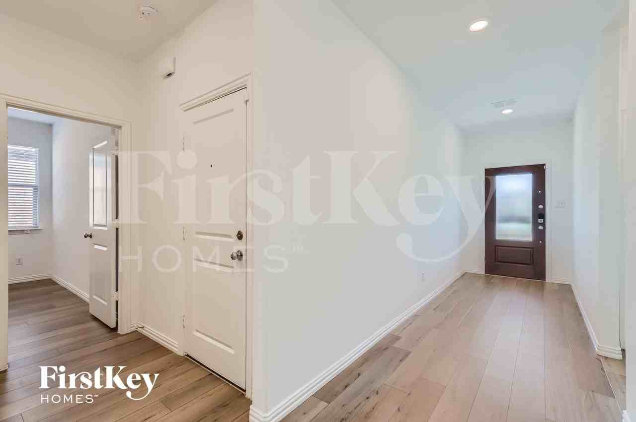 212 Wyndemere Ln - Photo 4 of 28