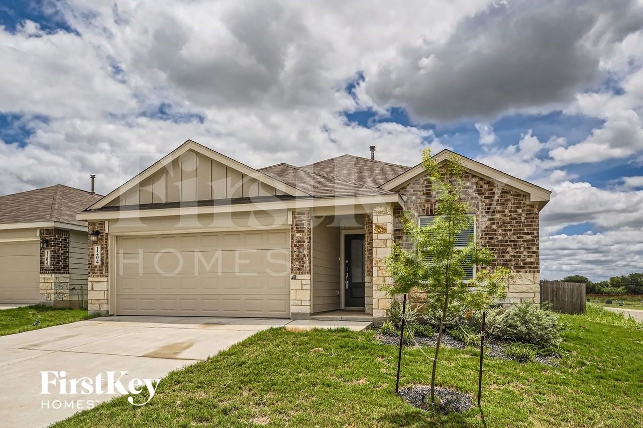 1204 Treehouse Ln - Photo 2 of 29
