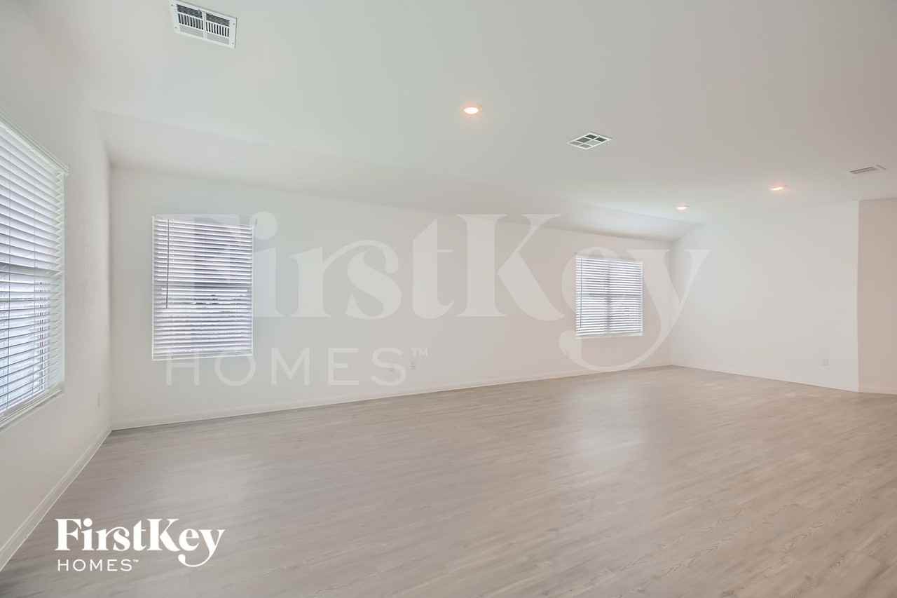 1204 Treehouse Ln - Photo 5 of 29