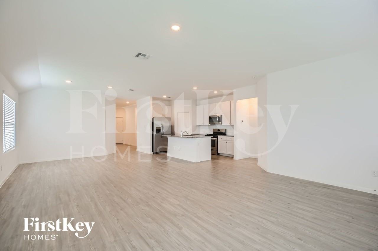 1204 Treehouse Ln - Photo 6 of 29