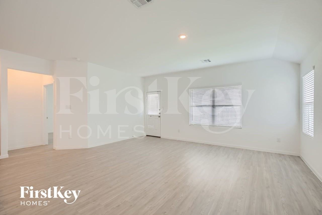 1204 Treehouse Ln - Photo 7 of 29