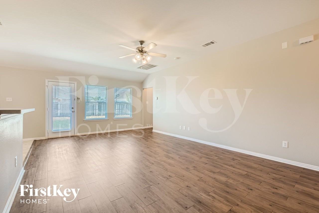 1825 Ridgecrest Dr - Photo 5 of 28