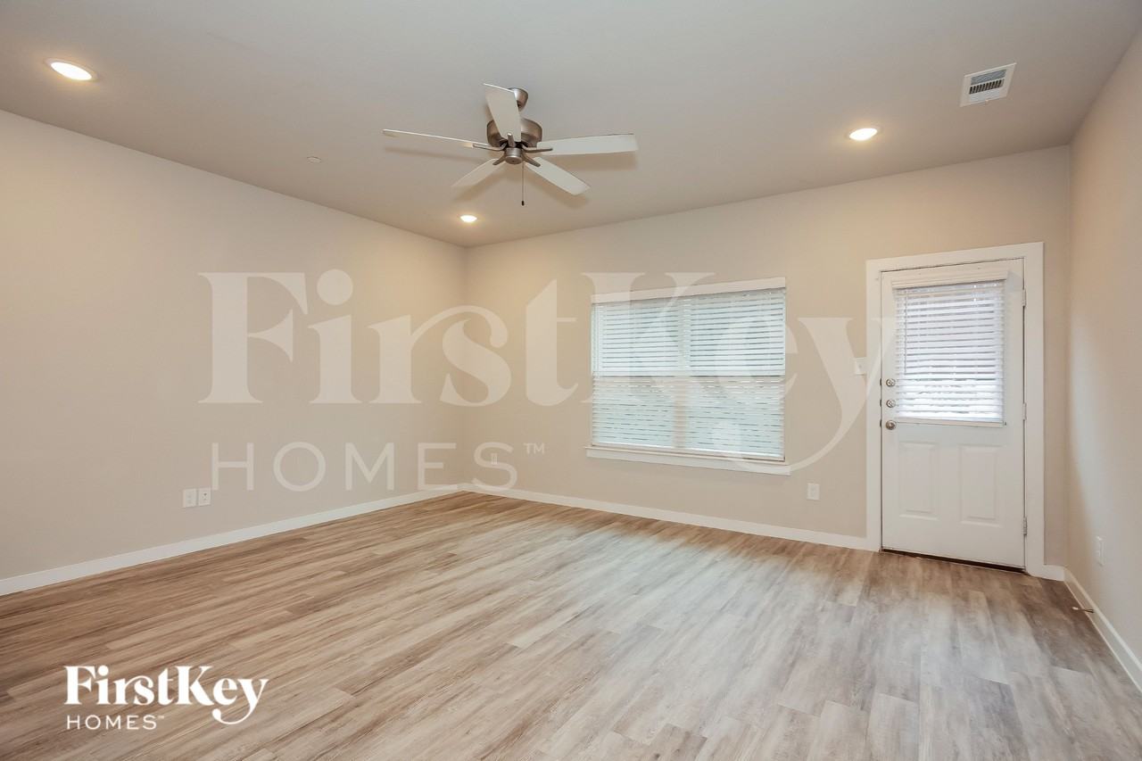 613 Sophia Way - Photo 4 of 16