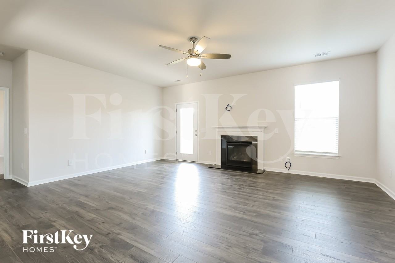 513 Hillpark Ln - Photo 3 of 15