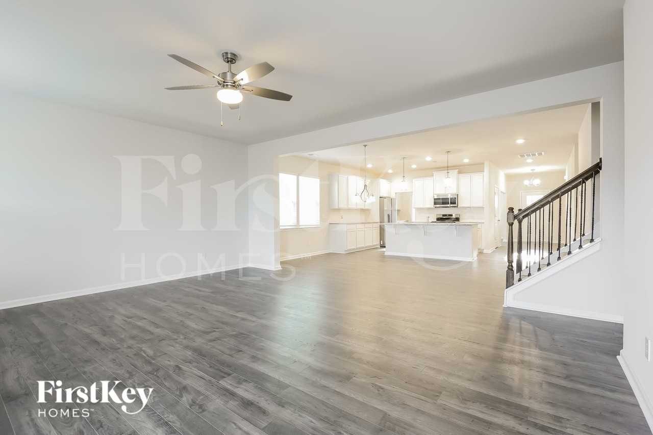 513 Hillpark Ln - Photo 4 of 15