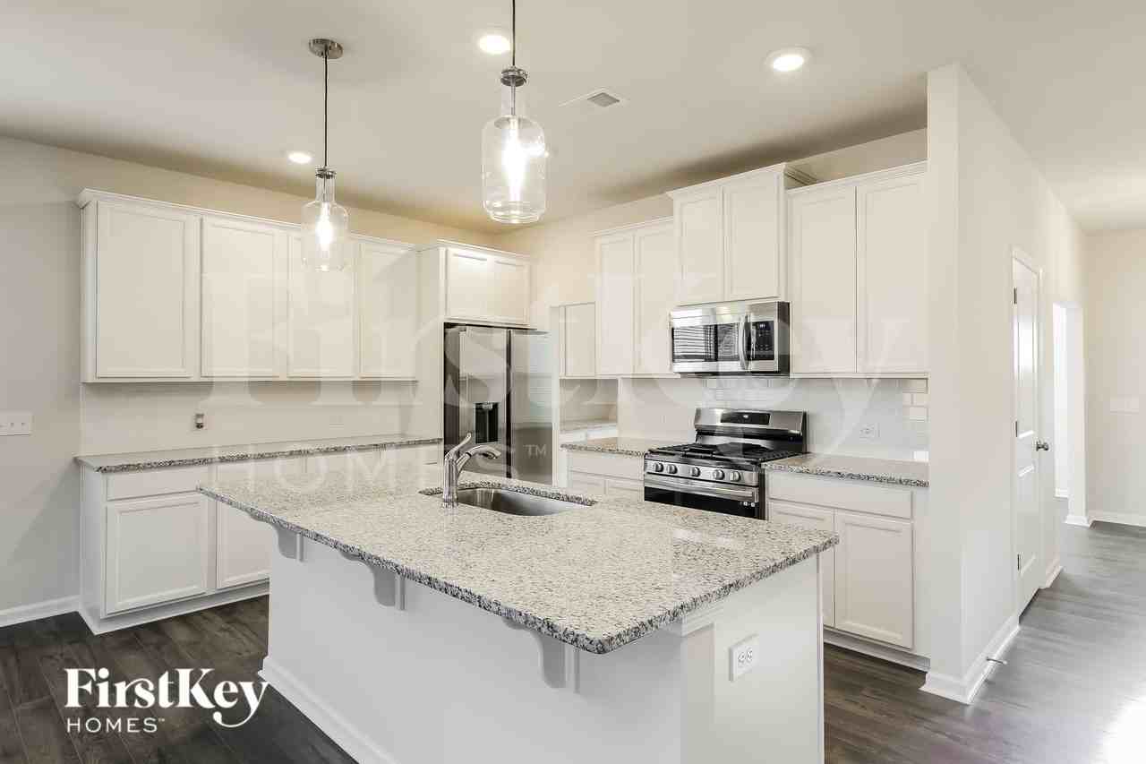 513 Hillpark Ln - Photo 5 of 15