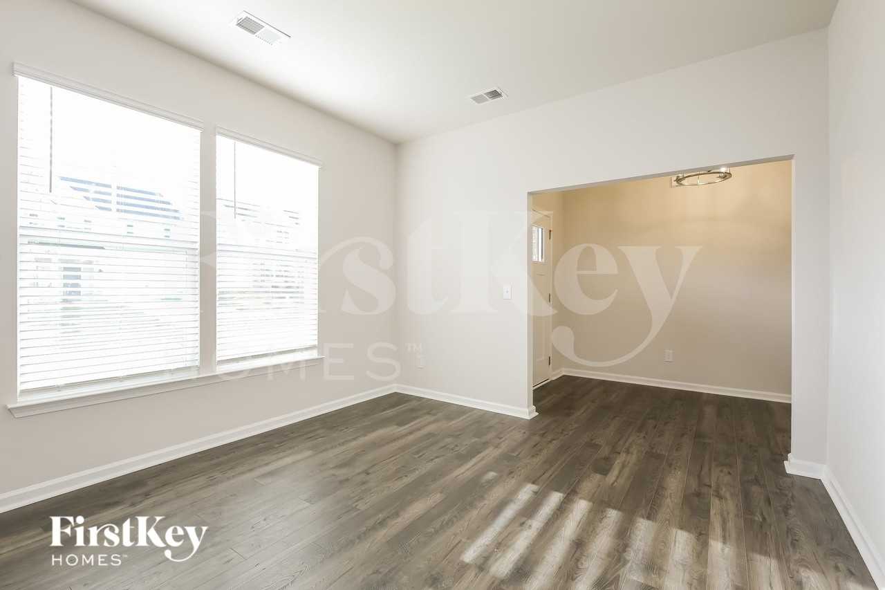 513 Hillpark Ln - Photo 7 of 15