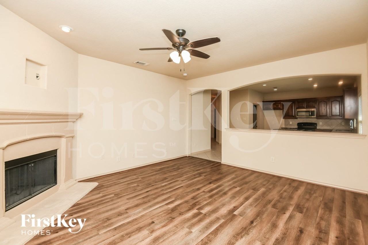 1013 Jodie Dr - Photo 3 of 15