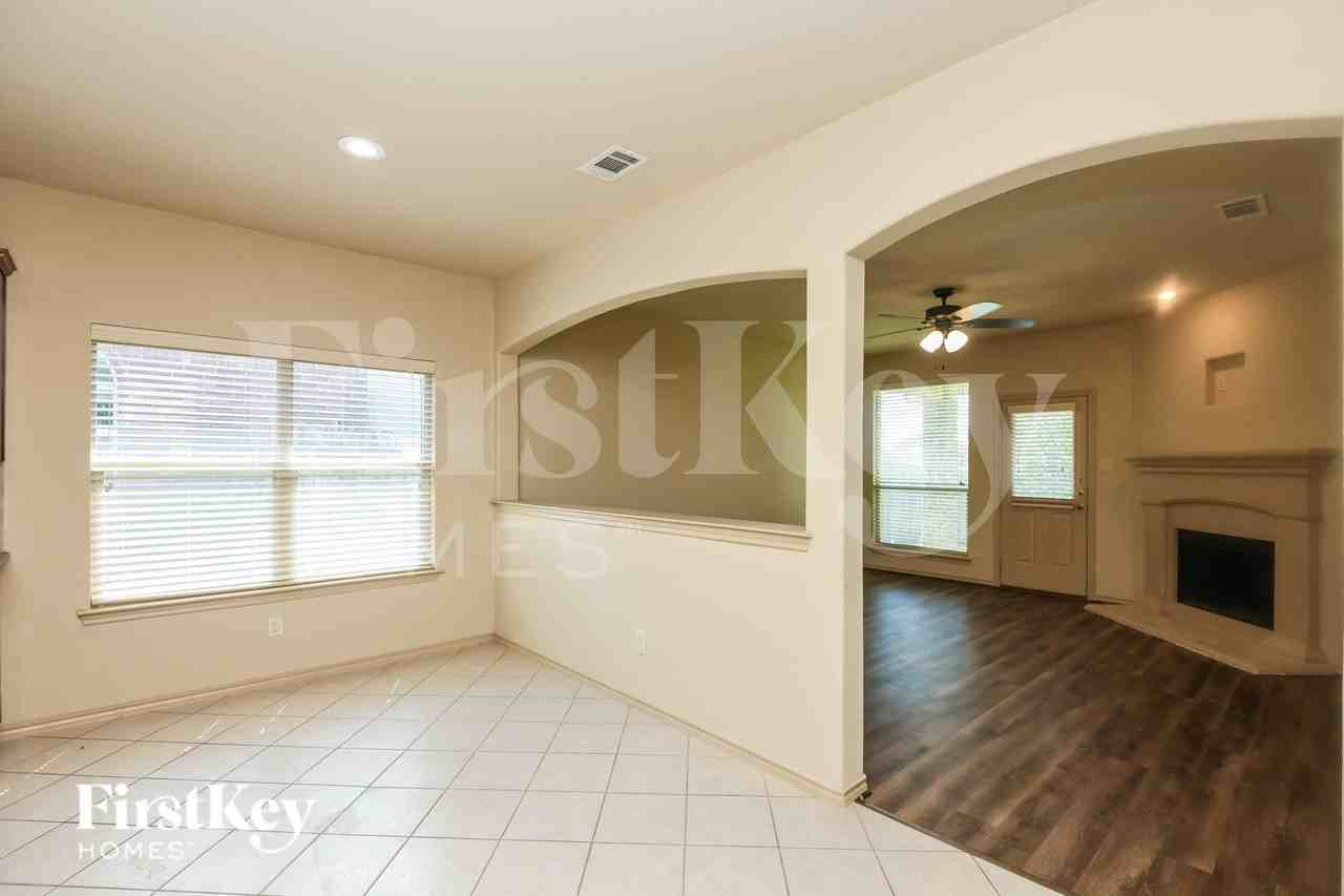 1013 Jodie Dr - Photo 4 of 15