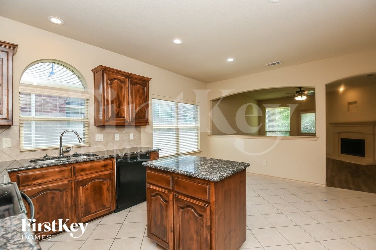 1013 Jodie Dr - Photo 5 of 15